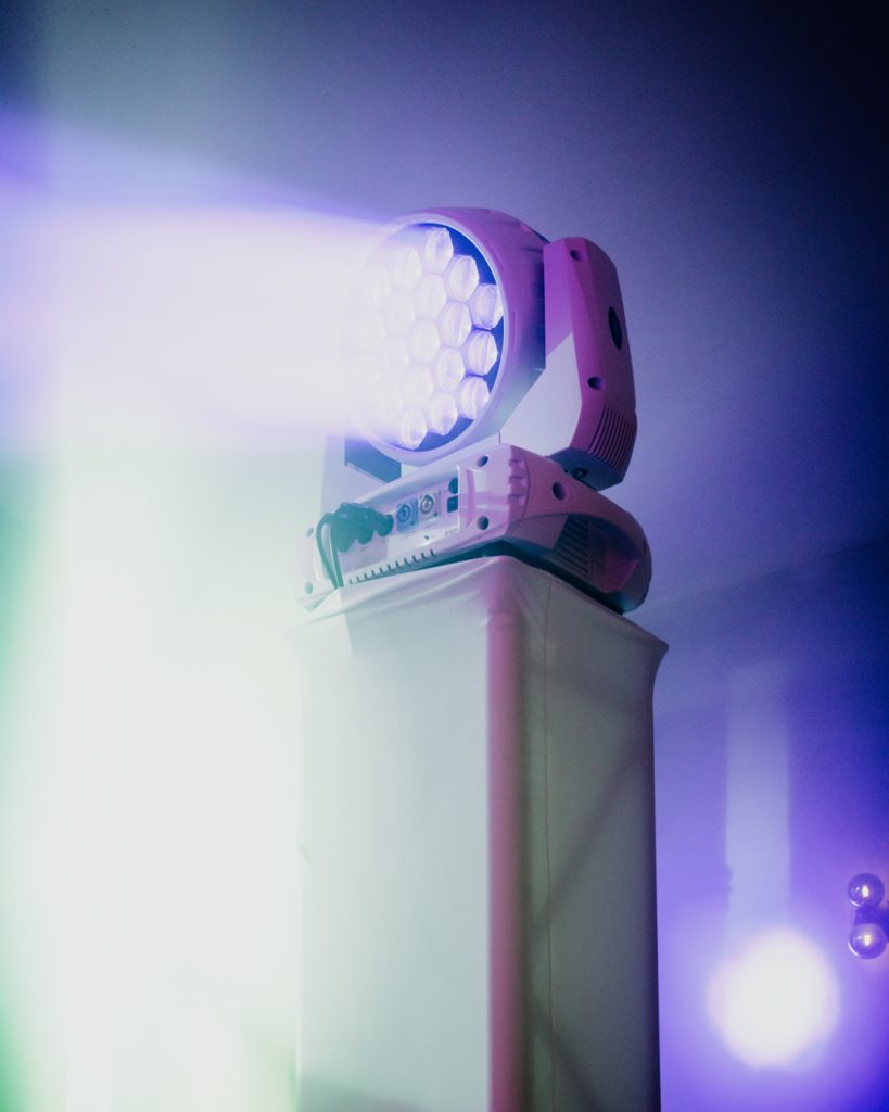 Heller LED-Scheinwerferleuchte auf einem Dancefloor, die einen intensiven Lichtstrahl ausstrahlt.