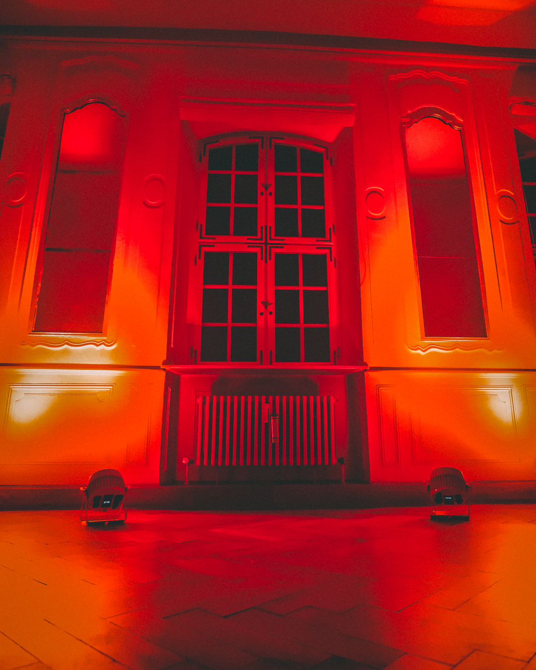 Ein historisches Bayreuther Gebäude in leuchtendem Rot durch Illumination.